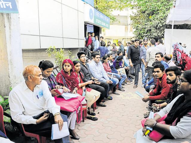 The bank manager said 10 to 20 notes of Rs 100 denomination were the maximum he saw since November 9.(HT file photo)