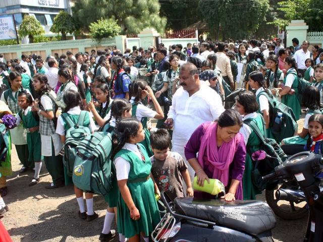 Parents are facing a tough time to pay school fees after recall of high-value banknotes as some institutions in Bhopal are accepting only cash. (HT file) Parents are facing a tough time to pay school fees after recall of high-value banknotes as some institutions in Bhopal are accepting only cash. (HT file)