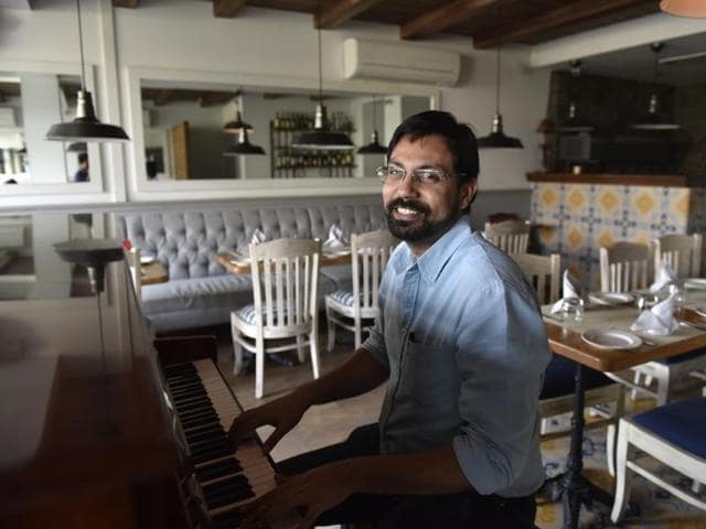 Arjun Sagar Gupta of The Piano Man jazz club in Delhi. Gupta is a jazz musican who has organised the second edition of the Giants of jazz festival at his club.(Saumya Khandelwal/HT Photo)