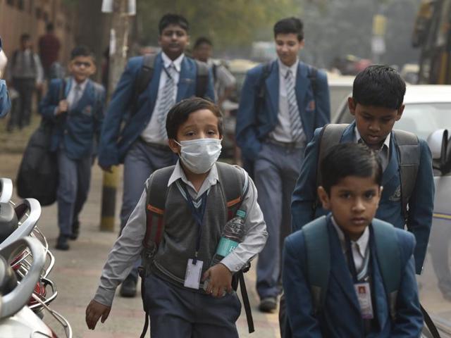 Children wearing marks are headed for their school in Delhi’s Mayur Vihar. (Sushil Kumar/HT PHOTO) Children wearing marks are headed for their school in Delhi’s Mayur Vihar. (Sushil Kumar/HT PHOTO)