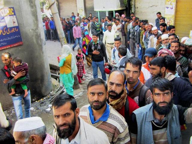 People queue outside a bank to exchange Rs 500 and 1,000 notes, in Rajouri on Friday.(PTI)