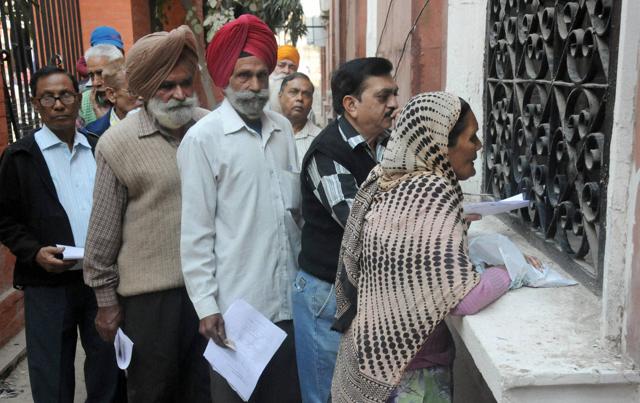 People exchange notes at a bank in Amritsar.(PTI) People exchange notes at a bank in Amritsar.(PTI)