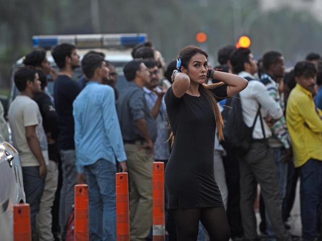 A concert-goer takes a minute to groom herself before entering the venue where British rock band Coldplay performed on Saturday. (Pratik Chorge/HT PHOTO) A concert-goer takes a minute to groom herself before entering the venue where British rock band Coldplay performed on Saturday. (Pratik Chorge/HT PHOTO)