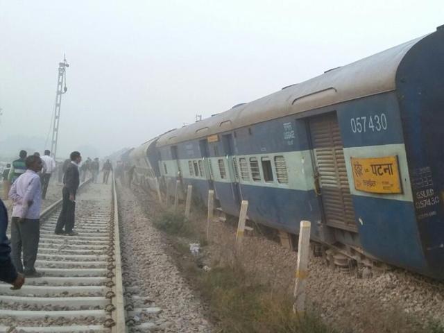 The Indore-Patna Express near Pokhrayan in Kanpur Dehat on Sunday. (ht photo)