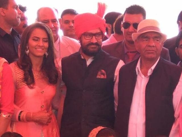 Aamir Khan poses with the Phogat family on Geeta’s wedding day.