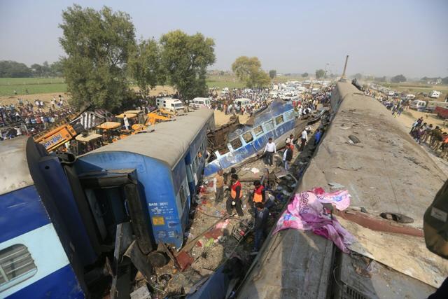 At least 100 people were killed when 14 coaches of the Patna-Indore Express derailed near Pukhrayan in Kanpur district early on Sunday. (HT Photo)