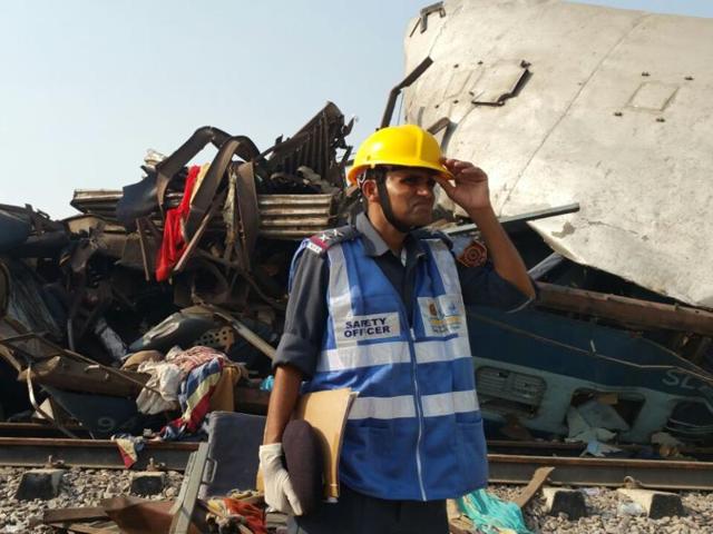 Fourteen coaches of the Patna-Indore Express derailed near Kanpur early on Sunday.(HT Photo)