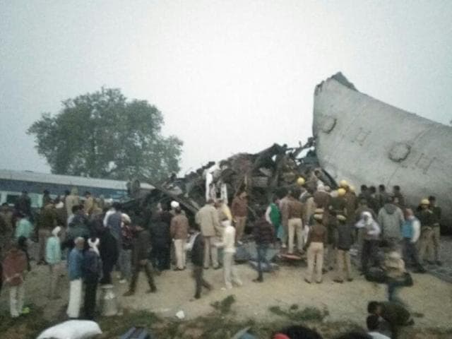 Volunteers and railway police were working to pull out passengers who are trapped in the coaches of the Patna-Indore Express train that fell on the side.(HT Photo)