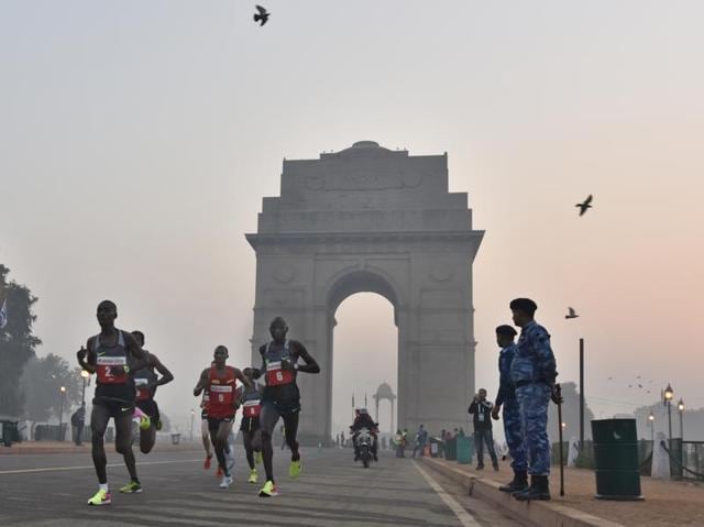 Action during the Delhi Half Marathon 2016 in New Delhi on Sunday.(PTI)