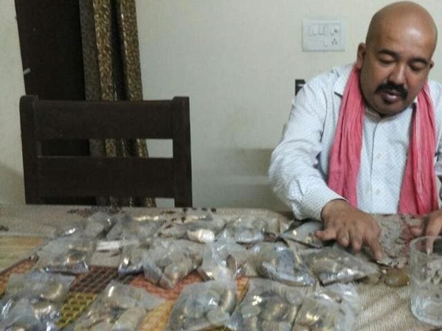 Imtiaz Alam, a resident of Shaheen Bagh, received Rs 20,000 in coins from the bank.(Hindustan Times) Imtiaz Alam, a resident of Shaheen Bagh, received Rs 20,000 in coins from the bank.(Hindustan Times)