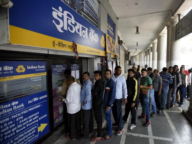 Long queues formed outside banks in India since the government's shock decision to withdraw the two largest denomination notes from circulation. (HT PHOTO) Long queues formed outside banks in India since the government's shock decision to withdraw the two largest denomination notes from circulation. (HT PHOTO)