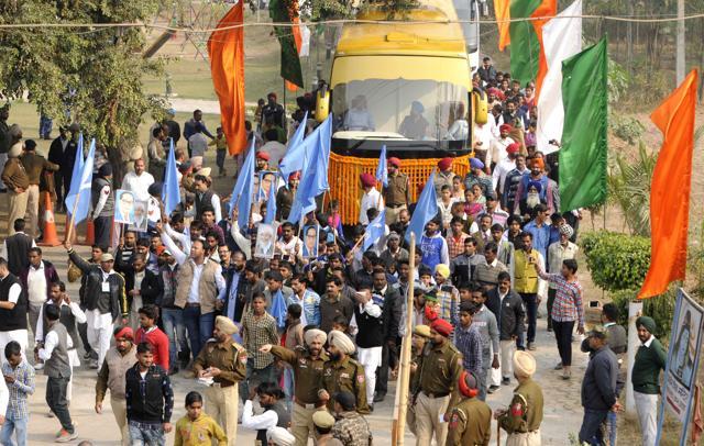 Devotees participating the procession of the Bhagwan Valmiki Ji Darshan Yatra at Shambhu sari in Patiala District on Sunday. (Bharat Bhushan/Hindustan Times)