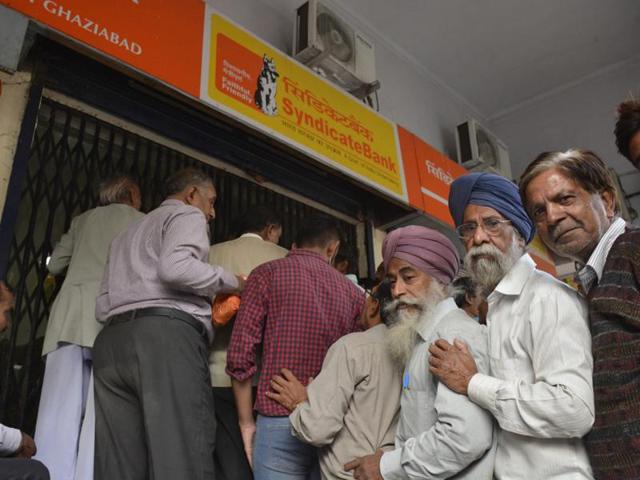 The Indian Banks’ Association had said on Friday that banks would serve only account holders on Saturday. However, senior citizens were exempt from this rule.(Sakib Ali/HT Photo)