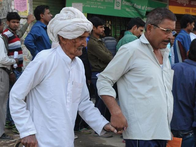 Sultan Singh, 90, who came to a OBC branch in Sector 10 on Saturday was not able to withdraw money as the bank had no cash.(Parveen Kumar/HT Photo)