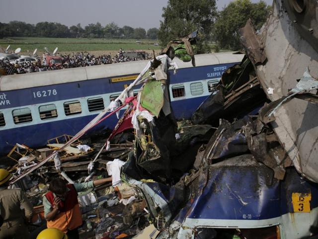 Rescue operations underway near Kanpur where a train derailed on November 20, 2016, in Uttar Pradesh, killing more than 100 people. (HT Photo) Rescue operations underway near Kanpur where a train derailed on November 20, 2016, in Uttar Pradesh, killing more than 100 people. (HT Photo)