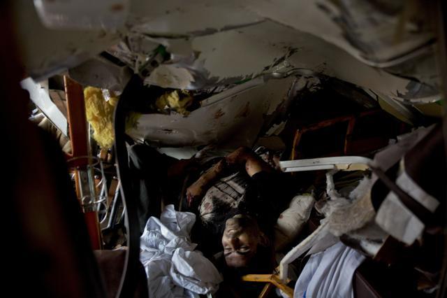 A victim’s body trapped amid the debris after 14 coaches of an overnight passenger train rolled off the track near Pukhrayan village in Kanpur Dehat district, Uttar Pradesh, on November 20, 2016. (AP) A victim’s body trapped amid the debris after 14 coaches of an overnight passenger train rolled off the track near Pukhrayan village in Kanpur Dehat district, Uttar Pradesh, on November 20, 2016. (AP)