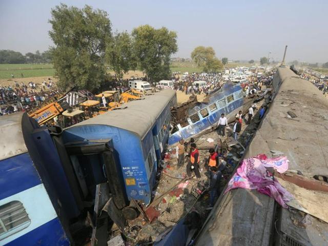 Fourteen coaches of the Patna-Indore Express derailed near Kanpur early on Sunday.(HT Photo)