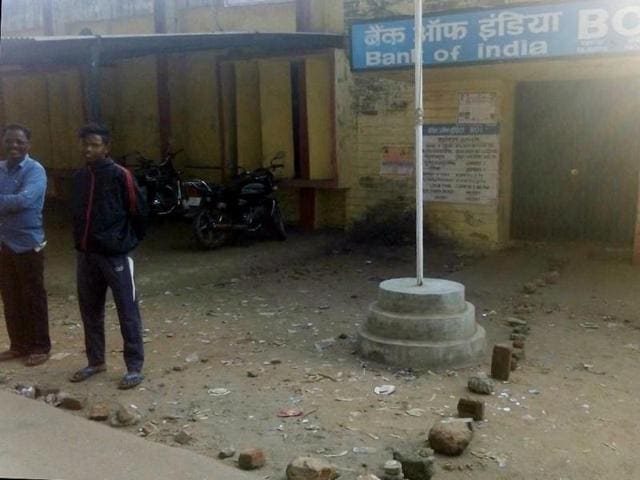 Farmers place bricks with their names written on them in front of a bank in Ramgarh. They take their place in queue when the bank opens.(HT Photo) Farmers place bricks with their names written on them in front of a bank in Ramgarh. They take their place in queue when the bank opens.(HT Photo)