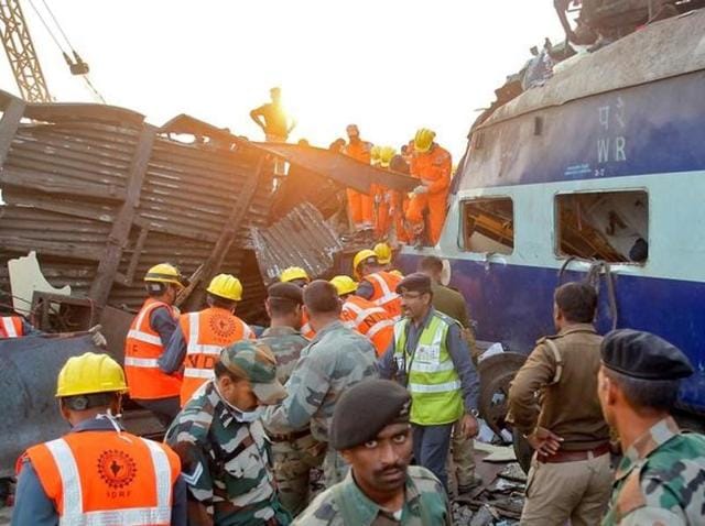 Rescued passengers from the 14 coaches of an overnight passenger train that rolled off the track near Pukhrayan village in Kanpur Dehat district, Uttar Pradesh, early on November 20, 2016. (HT Photo) Rescued passengers from the 14 coaches of an overnight passenger train that rolled off the track near Pukhrayan village in Kanpur Dehat district, Uttar Pradesh, early on November 20, 2016. (HT Photo)