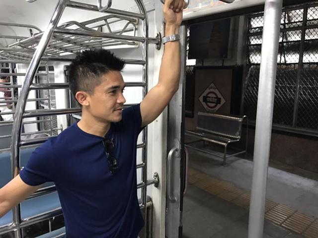 Mumbai City FC’s Sunil Chhetri travelled in a local train on Sunday.(Twitter) Mumbai City FC’s Sunil Chhetri travelled in a local train on Sunday.(Twitter)