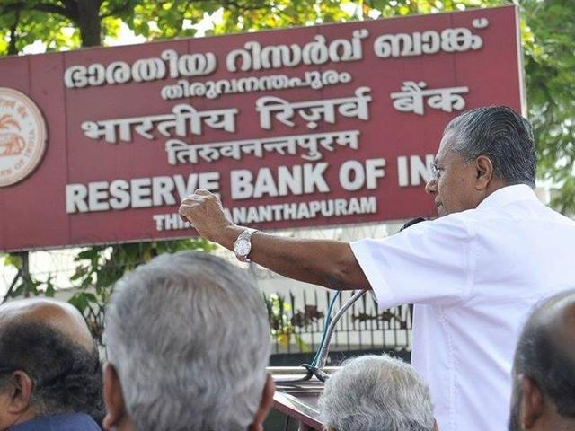 Kerala chief minister Pinarayi Vijayan and his Cabinet staged a dharna in front of the RBI regional office in Thiruvananthapuram on November 18 against the restrictions on co-operative banks.(By special arrangement)