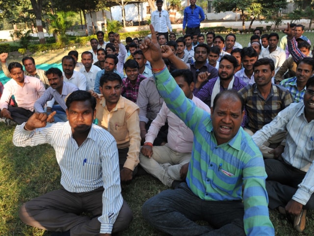 Contractual teachers stage protest in Agar against the zilla panchayat chief executive officer’s order.(Shankar Mourya/ HT file)