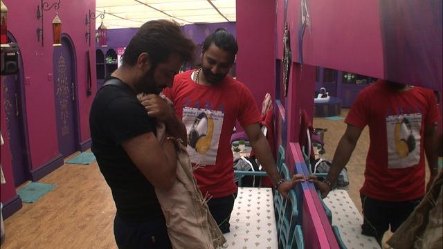 Manu and Manveer hugging Lokesh’s jute dress. (Colors) Manu and Manveer hugging Lokesh’s jute dress. (Colors)