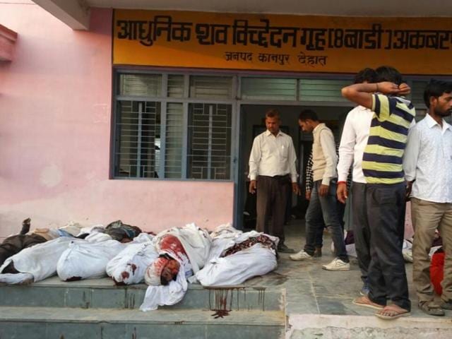 Bodies of victims of the Indore-Patna Express derailment were soon lying not just inside but outside the mortuary nearest to the accident spot in Kanpur Dehat district.(HT Photo)