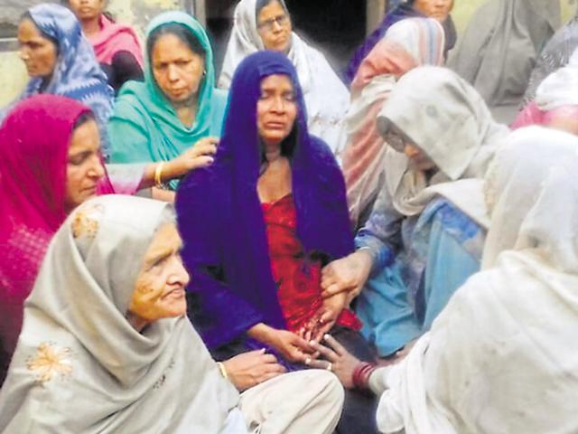 The family also alleged that they faced problems in paying for his last rites as the clerics at cremation ground did not accept scrapped currency.(HT Photo)