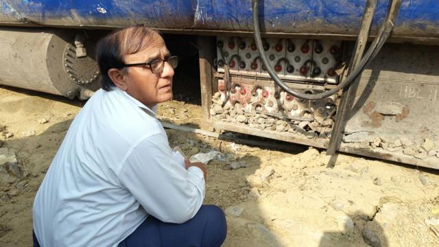 Commissioner of railway safety (Eastern) PK Acharya pulled up officials for negligence. (HT Photo) Commissioner of railway safety (Eastern) PK Acharya pulled up officials for negligence. (HT Photo)