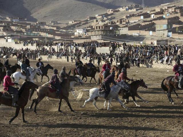 Afghan horse riders compete for the goat during a friendly buzkashi match on the outskirts of Kabul, Afghanistan on November 18, 2016. (AP) Afghan horse riders compete for the goat during a friendly buzkashi match on the outskirts of Kabul, Afghanistan on November 18, 2016. (AP)