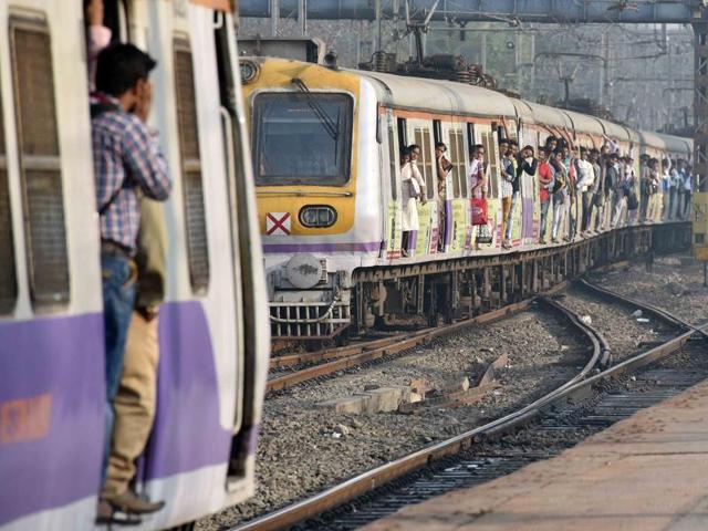 Using the fifth line for suburban trains between Andheri and Borivli stations will help Western Railway decongest the currently used existing four lines.(HT FILE PHOTO)