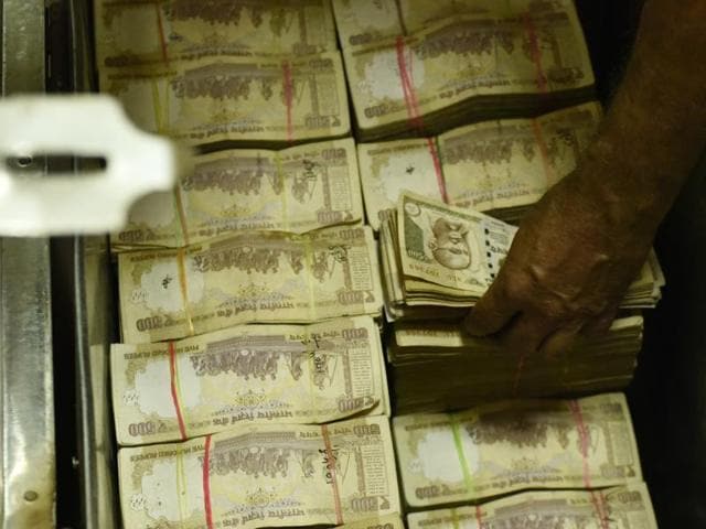 The assailants took away Rs 81.46 lakh in demonetised Rs 500 and Rs 1,000 denomination currency, which has been announced as illegal tender by the government. (Vipin Kumar/HT File Photo) The assailants took away Rs 81.46 lakh in demonetised Rs 500 and Rs 1,000 denomination currency, which has been announced as illegal tender by the government. (Vipin Kumar/HT File Photo)