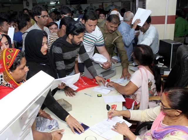 A person should have a KYC compliant account with a bank and produce a pan card and wedding invitation cards along with an affidavit to get the permitted ₹2.5 lakh cash for weddings. (HT File) A person should have a KYC compliant account with a bank and produce a pan card and wedding invitation cards along with an affidavit to get the permitted ₹2.5 lakh cash for weddings. (HT File)