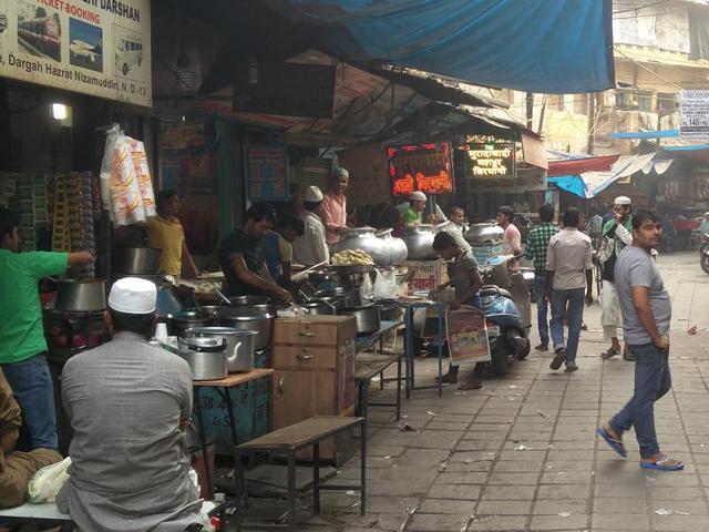 Several fast food joint owners said common man can no longer afford four-course meals restaurants. (Rep pic/HT file photo) Several fast food joint owners said common man can no longer afford four-course meals restaurants. (Rep pic/HT file photo)