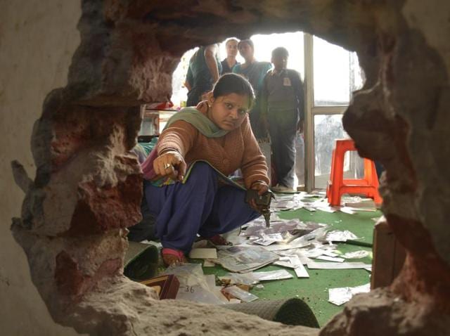 Robbers entered the jewellery shop after making a hole in the wall. (Sakib Ali/HT Photo) Robbers entered the jewellery shop after making a hole in the wall. (Sakib Ali/HT Photo)