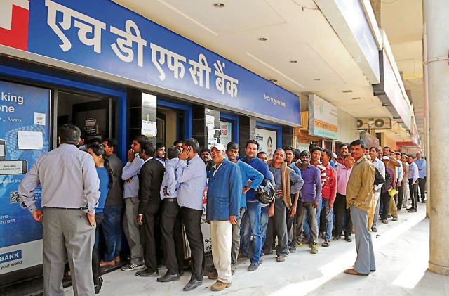 Long queues continued on Monday but cash was available only in the morning hours(Parveen Kumar/HT Photo) Long queues continued on Monday but cash was available only in the morning hours(Parveen Kumar/HT Photo)