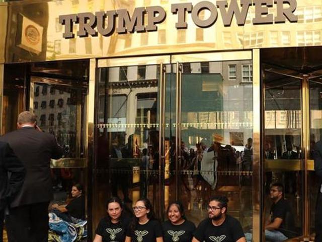 Demonstrators at the Trump International Hotel & Tower in Las Vegas, Nevada, United States, November 12, 2016(REUTERS) Demonstrators at the Trump International Hotel & Tower in Las Vegas, Nevada, United States, November 12, 2016(REUTERS)