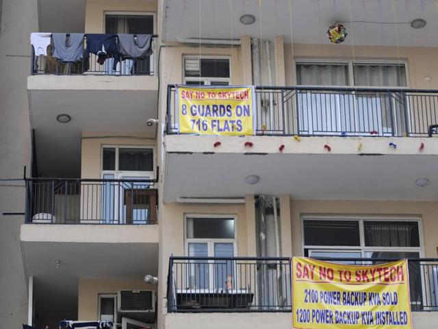 About 50 residents carried out a peaceful protest on Sunday afternoon and accused the builder for trying to threaten them with the help of some local bouncers.(Sunil Ghosh/HT Photo)