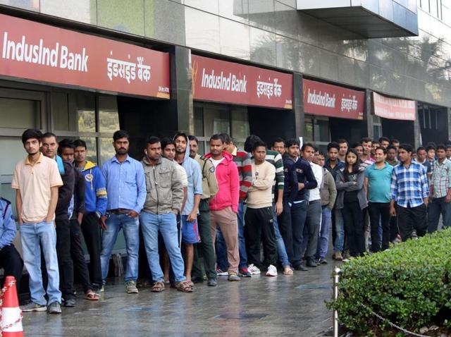 People stand in long queue to withdraw cash from an ATM at MG road in Gurgaon. (Parveen Kumar/HT Photo) People stand in long queue to withdraw cash from an ATM at MG road in Gurgaon. (Parveen Kumar/HT Photo)
