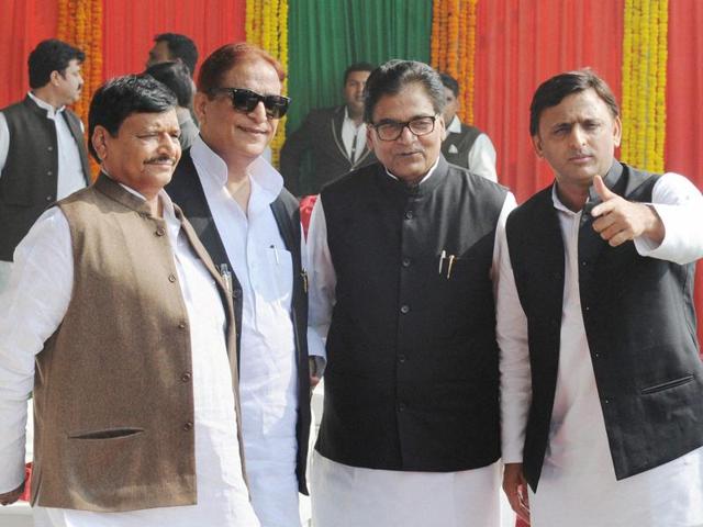 Uttar Pradesh chief minister Akhilesh Yadav (right) with Samajwadi Party leaders (left to right) Shivpal Yadav, Azam Khan and Ram Gopal Yadav at the inaugural of the Agra-Lucknow expressway in Unnao.(PTI)