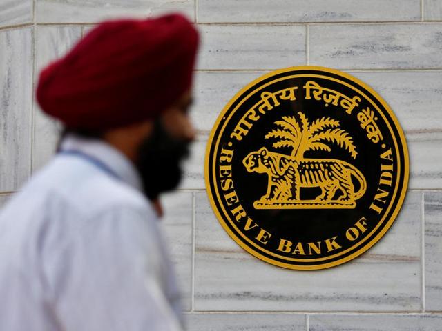 People walk past the Reserve Bank of India (RBI) head office in Mumbai.(Reuters)