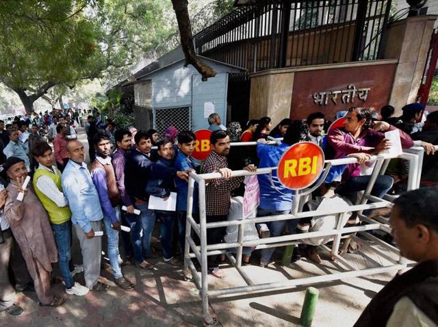 People standing in long queue to withdraw cash from ATMS on Sunday.(HT Photo) People standing in long queue to withdraw cash from ATMS on Sunday.(HT Photo)