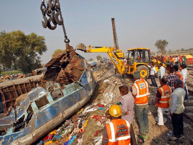 Rescue workers move a carriage at the site of Indore-Patna Express derailment in Pukhrayan, Kanpur.(Reuters Photo) Rescue workers move a carriage at the site of Indore-Patna Express derailment in Pukhrayan, Kanpur.(Reuters Photo)