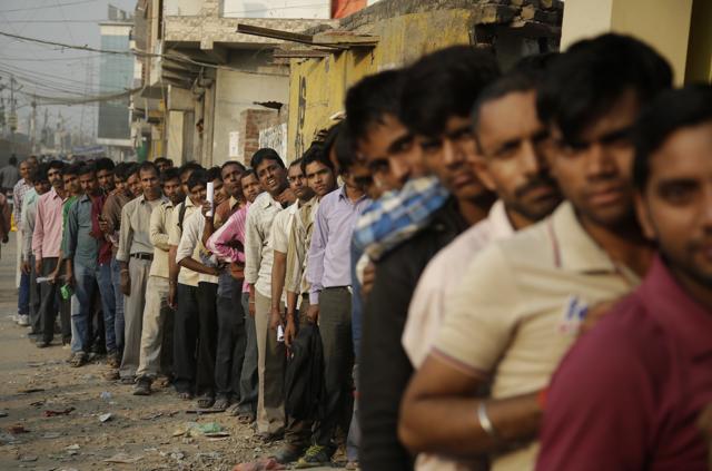 Long queues outside banks at Connaught Place in New Delhi. The government has taken to social media to dispel rumours around the demonetisation and reassure anxious citizens.(Saumya Khandelwal/HT PHOTO)