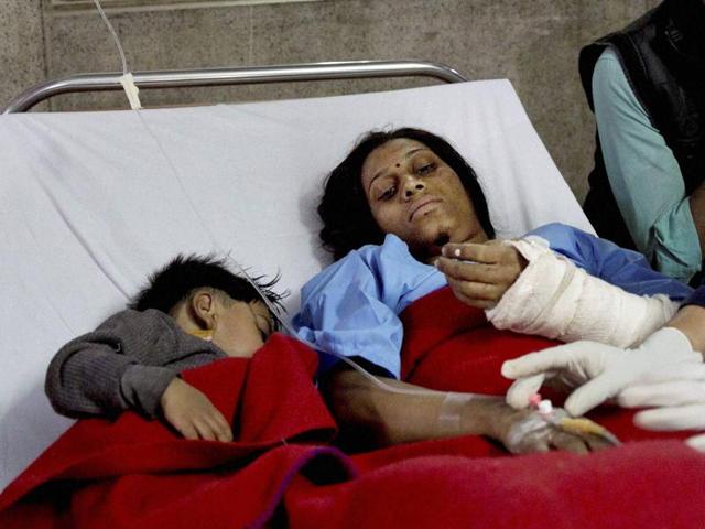An injured woman and her son share a bed as they are treated at a hospital in Kanpur on Monday.(PTI) An injured woman and her son share a bed as they are treated at a hospital in Kanpur on Monday.(PTI)