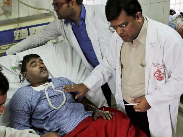 An injured passenger being treated at a hospital in Kanpur on Monday.(PTI) An injured passenger being treated at a hospital in Kanpur on Monday.(PTI)