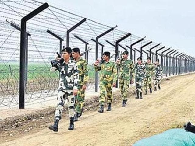 BSF jawans continue their vigil along the Indo-Pakistan International Border in Amritsar.  Pakistan summoned Indian envoy on Monday, Nov 21, 2016, to protest ‘ceasefire violations’ at the LoC. (HT File Photo)