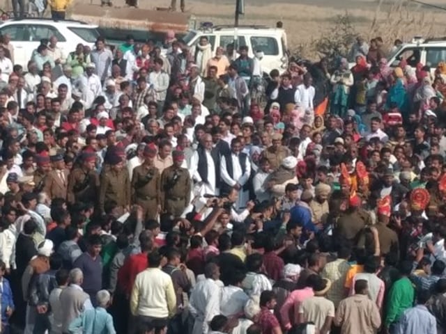 Protesting government’s biased compensation policy villagers blocked NH-10 on Tuesday(HT Photo) Protesting government’s biased compensation policy villagers blocked NH-10 on Tuesday(HT Photo)