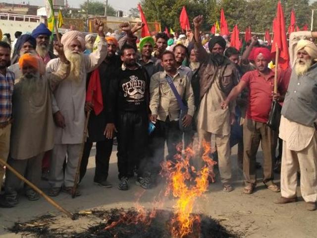 Upper caste farmers staged a protest outside sub-divisional magistrate office(HT Photo)